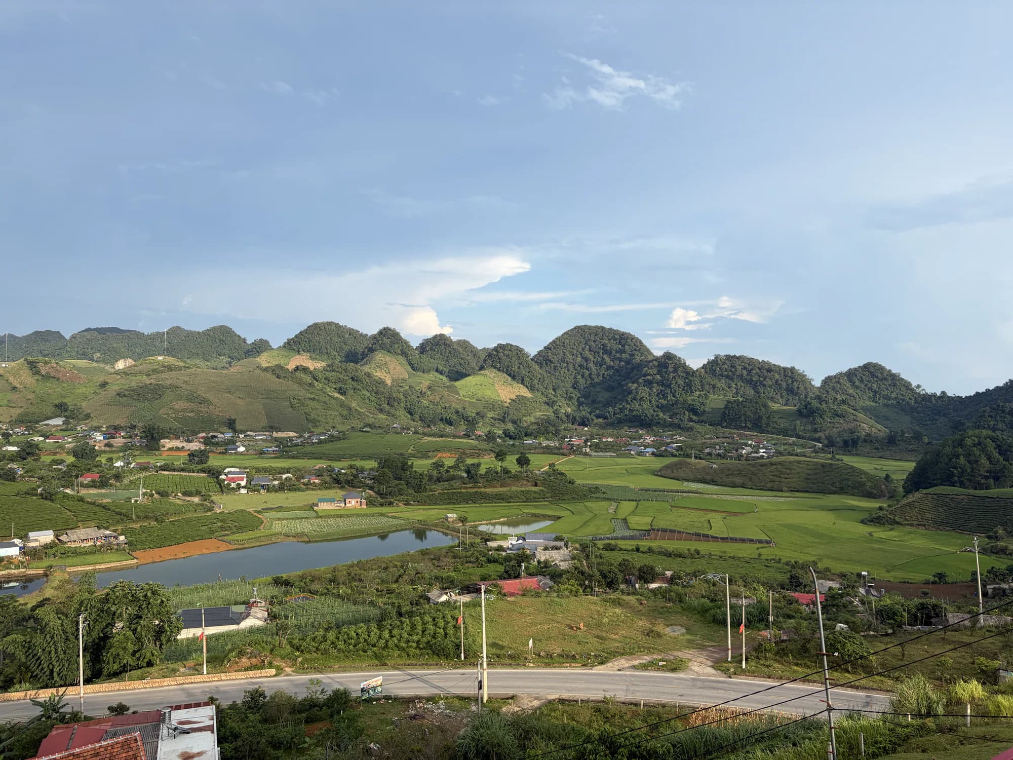 Ngắm thung lũng từ chòi cafe